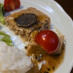 キッチン ブルー グローブ - トマトを乗せて