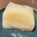 宗家 源吉兆庵 鎌倉本店 - 半分にした断面　白桃がまるっと。