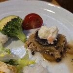 キッチン ブルー グローブ - トリュフとポテサラ乗せて