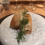 にほんしゅ椿 日本酒BAR - 白桃とチーズの春巻きディル添え
