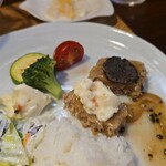 キッチン ブルー グローブ - ポテサラも乗せて