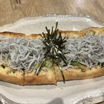 吟醸マグロ - 山盛り釜揚シラスと生のり栃尾ピザ！