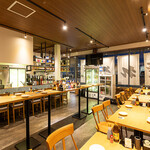 酒とアテ 居酒屋晴れる屋 - テーブル、立ち飲み席