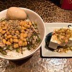 タイニーカフェ - 納豆丼煮卵付き、冷奴