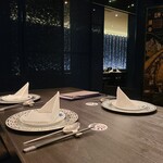 華都飯店 - テーブルセッティングはアンダープレート付きで本格的