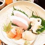 居食屋 侍々 - 刺身の盛り合わせ