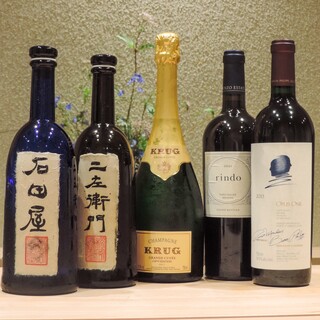 料理を引き立てるワインが揃う。店主地元の福井の地酒も豊富