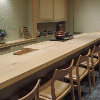 純和風カウンターで美酒と美食を愉しむ。地下には個室完備。