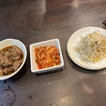 炭火焼肉 にく式 - 牛煮込み、キムチ、ナムル