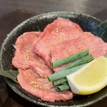 炭火焼肉 にく式 - 上タン（右）&並タン（左）