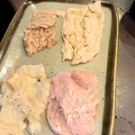 炭火焼肉 にく式 - 塩テッポー（左上）、にく式下町ホルモン（右上）、シマチョウ（左下）、上ガツ(右下)