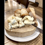 Italian table BENCIA - 3種のチーズ盛り合わせ　　byまみこまみこ
