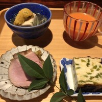 賛否両論 - 胡麻豆腐、じゅんさい、雲丹/スイカの冷静スープ/青唐辛子の玉子焼/鴨、辛子牛蒡