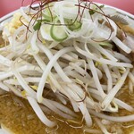 ラーメン もっけだの - 『赤唐味噌中華ニンニク(食べるラー油つき)』の野菜＆ねぎ＆糸唐辛子