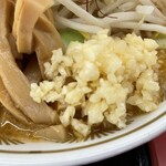 ラーメン もっけだの - 『赤唐味噌中華ニンニク(食べるラー油つき)』のニンニク