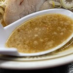 ラーメン もっけだの - 『赤唐味噌中華ニンニク(食べるラー油つき)』のスープ