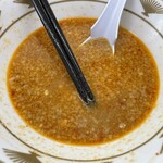 ラーメン もっけだの - 『赤唐味噌中華ニンニク(食べるラー油つき)』のスープ