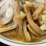 ラーメン もっけだの - 『赤唐味噌中華ニンニク(食べるラー油つき)』のメンマ