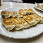 萬里 - ★焼餃子
      一番名物！見た目こそフツーだけど...
      ココの餃子の特徴は小籠包並の「肉汁」！
      皮同士がくっ付いて破けない様に、お酢を一瞬サッと垂らすのがオススメ。
      極ウマ♡