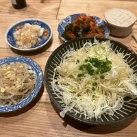 大衆肉酒場 こだわり米 匠 - 無限キャベツ、ナムル、鬼おろし、キムチ
