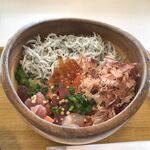 こめらく 海鮮茶漬けとおむすびと。 - しらすたっぷり海鮮ぶっかけご飯