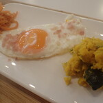 トーコーキッチン - ベーコンエッグ　副菜二品