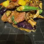 炎神 - リブロースと旬野菜の黒胡椒炒め