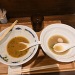 NIBOSHI MANIA - スープ比較。左が本ズワイ蟹煮干ソバ