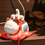 NIBOSHI MANIA - 猫「福禄寿」とその後ろにカニ。なんかノコギリガザミ（泥蟹）っぽい。煮干しか