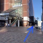 BORECA - 西武新宿駅を左手に直進します。