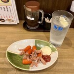 たから食堂 - ちょい呑みセット580円、レモンサワー＆タコさんウィンナー