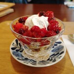 カフェ ベルク - ベリーのパフェ