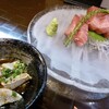 炭火串焼 海の幸 せんごく - 左がお通しで、右が中トロ