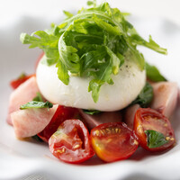 プーリア産ブッラータ・フレッシュフルーツ・チェリートマトのサラダ