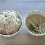 馬刺し専門 大久保商店 - ご飯(大盛り)、桜スープ