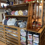 里芋と蜂蜜 - 趣味で作っているというがま口等が陳列されてます