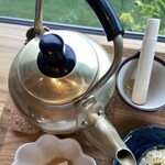 里芋と蜂蜜 - やかんの中には出汁　すり鉢には胡麻