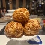 麹町ビストロ 階段の途中 - カウンター目の前に置いてあるシューの美味しそうなこと。。