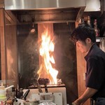 麹町ビストロ 階段の途中 - お肉を豪快に焼いています！この後ローストビーフになってくんだろうなあ、次回是非食べたい。