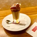 麹町ビストロ 階段の途中 - 紅茶のプリン。紅玉のキャラメリゼ乗せ。。のはず。大人にプリンでデザートもとても美味しい