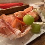 麹町ビストロ 階段の途中 - 前菜の盛り合わせ。大きいトマトが嬉しい。