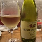 麹町ビストロ 階段の途中 - ブルゴーニュのシャルドネ、Mâcon La Roche-Vineuse “Le Clos”をグラスでいただきました。おすすめのワインとあって、程よく調和した樽の香りと余韻が素敵です。