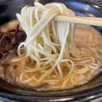 ラーメン若大 - 博多ラーメンに代表される低加水麺にはないツルッと食感の細スト麺（なお旨し）