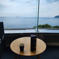 ホテル ニューアカオ - ウェルカムドリンク(オレンジジュースとか)を飲みながら海を眺める至福
