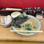 千葉家 - 中盛1050円、チャーシュー250円、半ライス150円