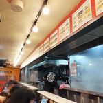 蒙古タンメン中本 - 店内と厨房の様子