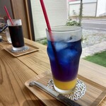 里芋と蜂蜜 - 手前がバタフライビーオレンジ、向こうがアイスコーヒー