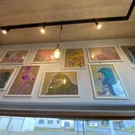 里芋と蜂蜜 - 壁には絵が飾られてます