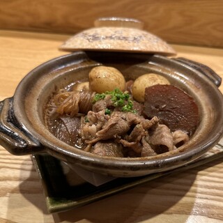 大人の肉じゃがやトリュフ出汁巻など自慢の逸品をワインとどうぞ
