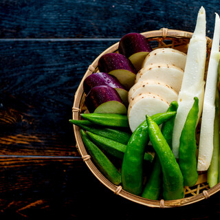 産地直送で届く週替わりの有機野菜に舌鼓を打つ